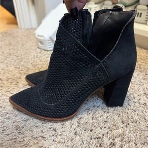 Vince Camuto Black Ankle Boots with Chunky Heel and V-Cut Design